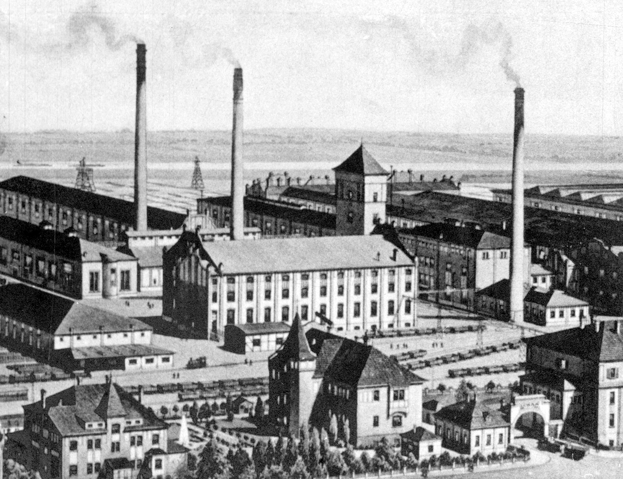 Masywny budynek produkcji dekstryny (centralnie) z graficznej panoramy Zakładów Ziemniaczanych, zbudowany w 1907 r., który na skutek eksplozji został doszczętnie zniszczony w lutym 1972 r. Archiwum Wieści Lubońskie