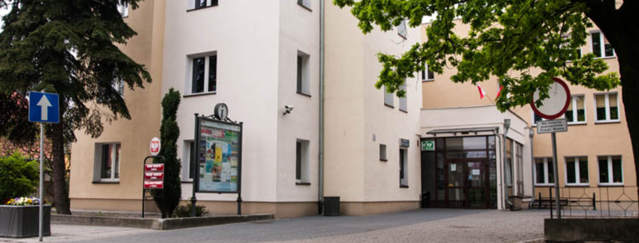 Wygląd budynku Urzędu Miasta Luboń, znajdujący się przy pl. Edmunda Bojanowskiego 2 w Luboniu