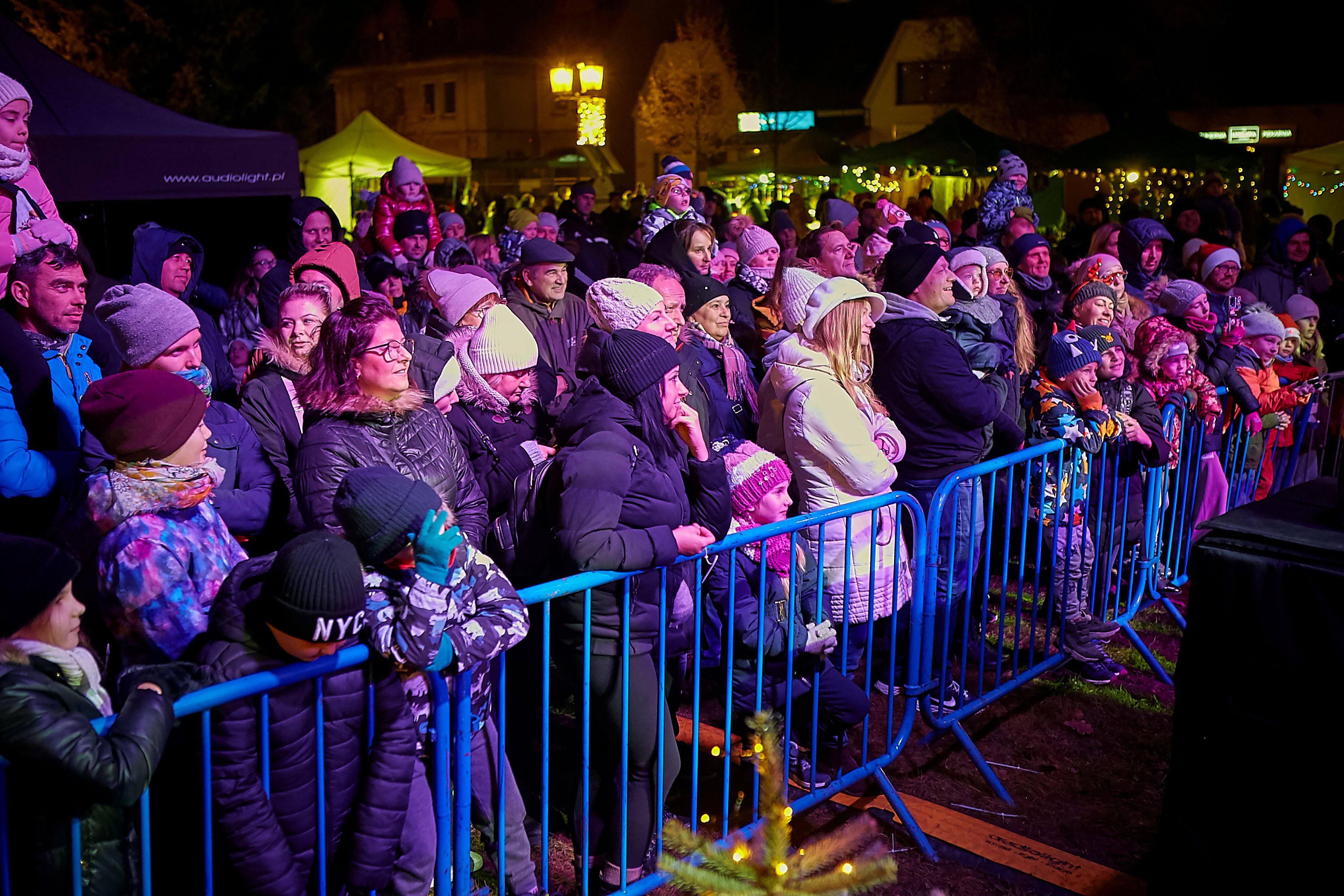 Publiczność przed sceną podczas świątecznego wydarzenia. Fot. Archiwum UML