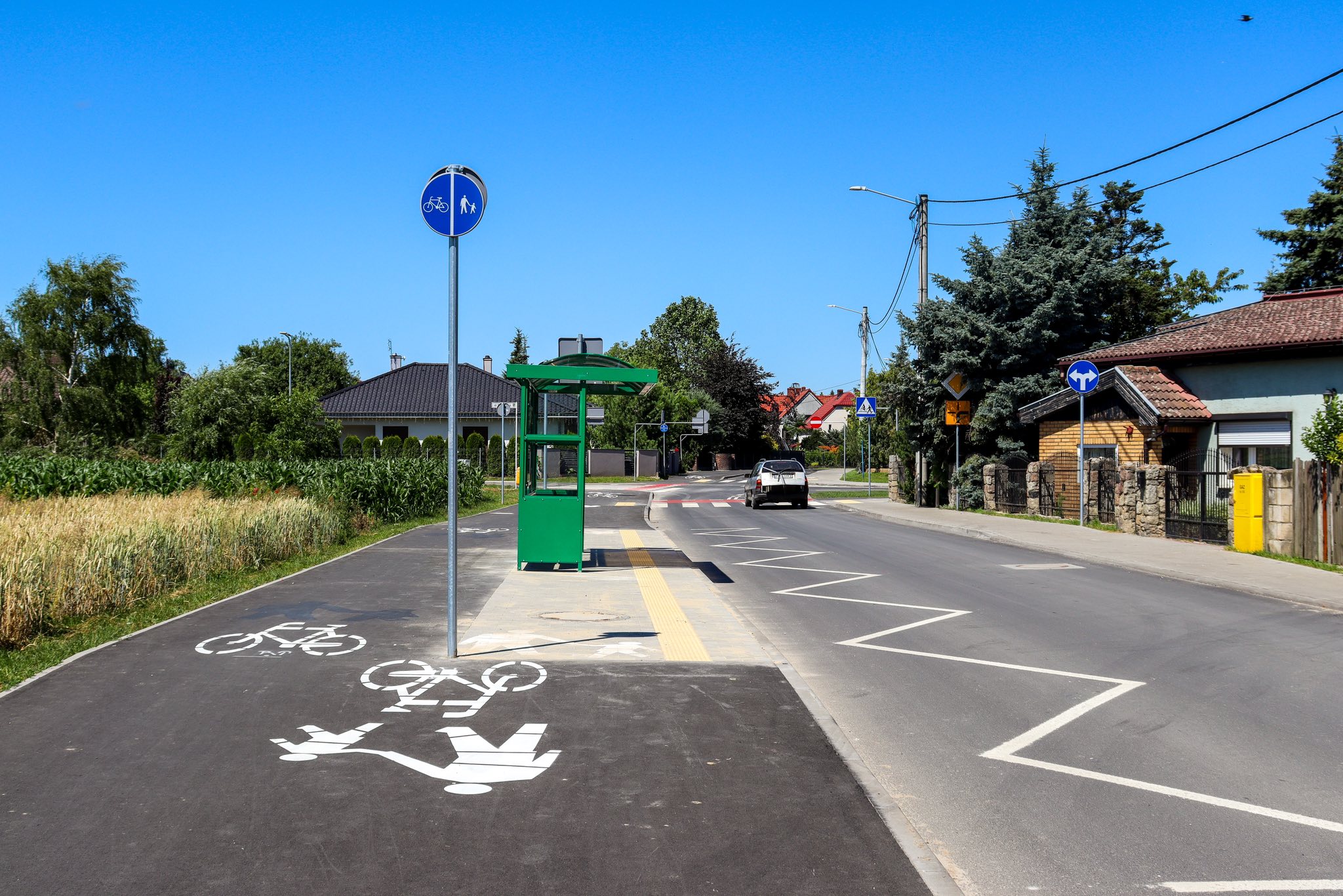 Przystanek autobusowy wraz ze ścieżką pieszo-rowerową i nową nawierzchnią jezdni. Fot. Archiwum UML