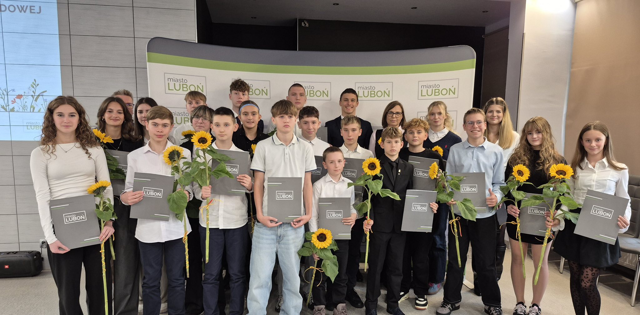 Wyr&oacute;żnieni uczniowie, kt&oacute;rzy otrzymali Stypendium Sportowe za wybitne osiągnięcia w 2025 roku. Fot. Archiwum UML