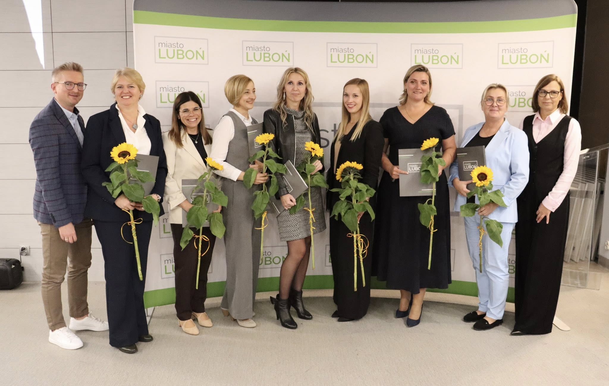 Wyr&oacute;żnieni nauczyciele z Szkoły Podstawowej nr 2 w Luboniu. Fot. Archiwum UML