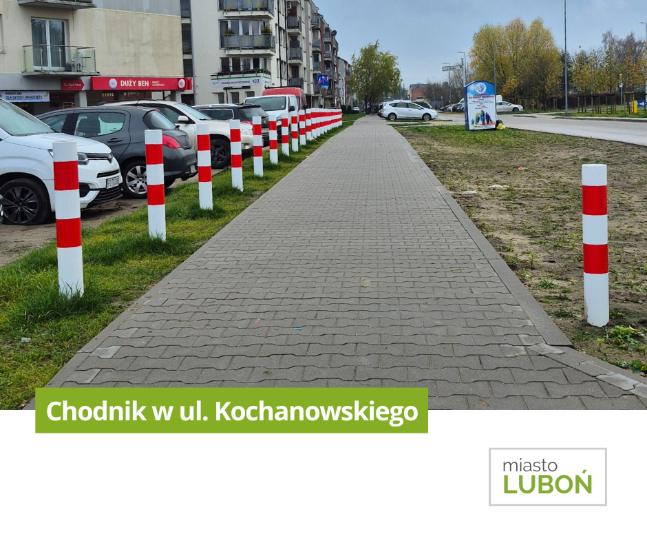 na zdjęciu widoczny jest nowo wybudowany chodnik w ul. Kochanowskiego w Luboniu oraz słupki biało czerwone oraz zaparkowane samochody wzdłuż chodnika