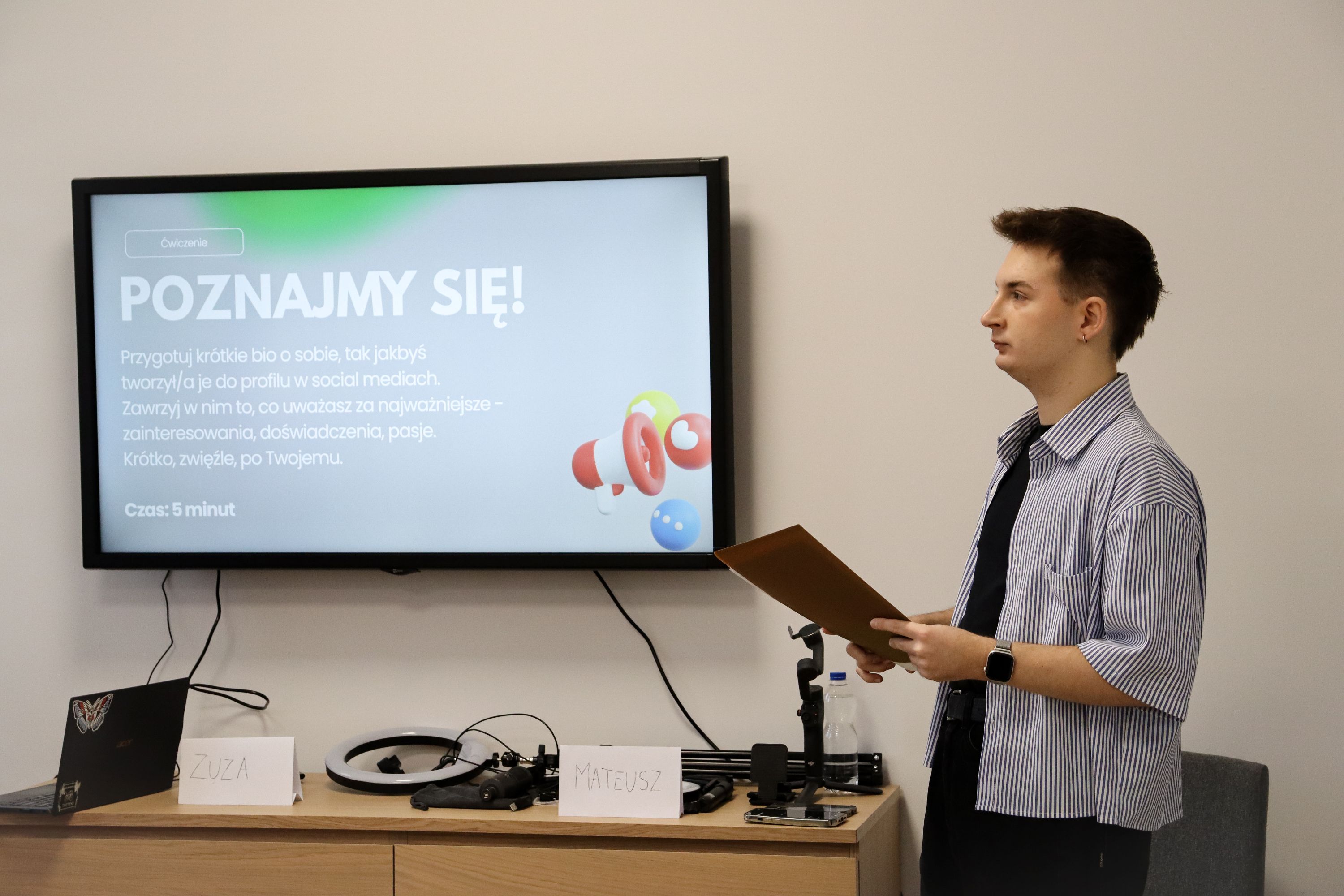 Prowadzący warszaty dla młodzieży. Fot. Archiwum UML