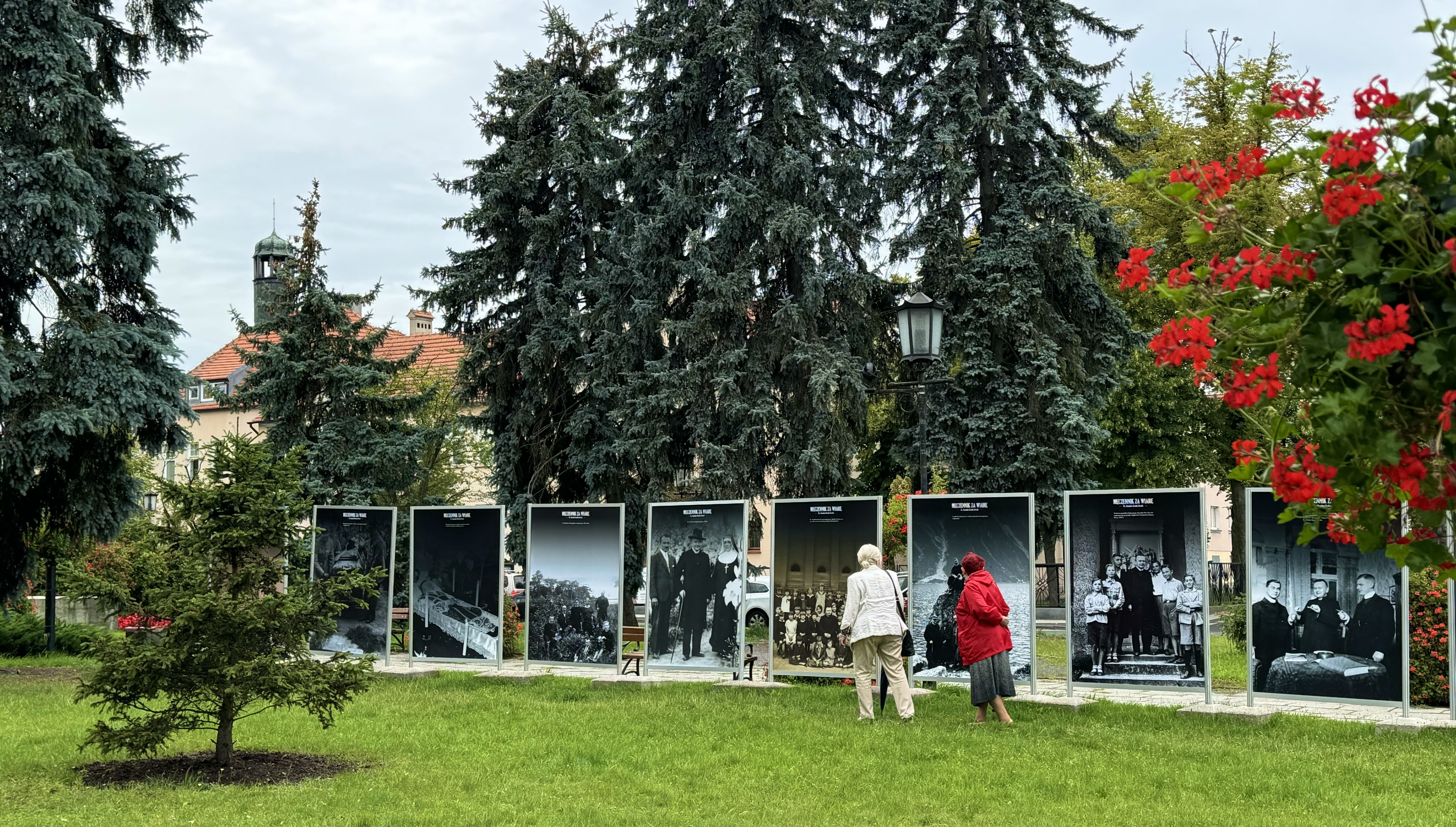 Wystawa plenerowa na pl. Edmunda Bojanowskiego. Fot. Archiwum UML