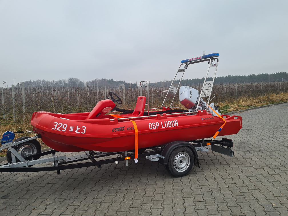 Na zdjęciu widoczna jest łódź motorowa.