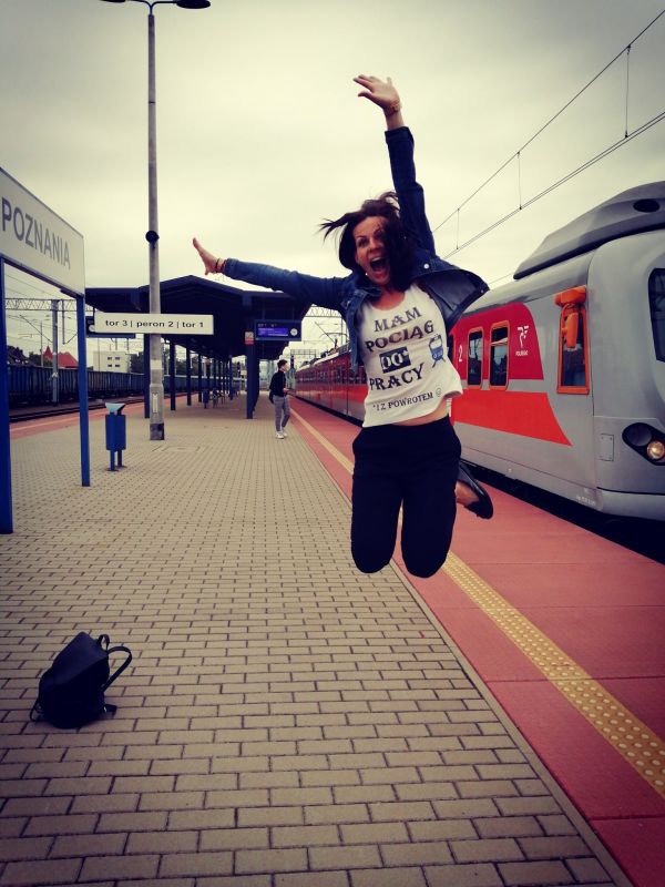 Na zdjęciu widać dziewczynę podskakującą na peronie dworca PKP w Luboniu