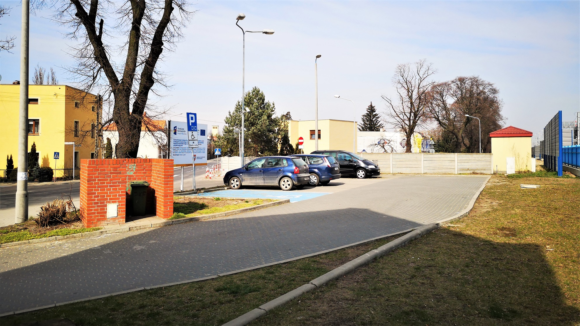 Na zdjęciu widać fragment parkingu przy dworcu PKP w Luboniu