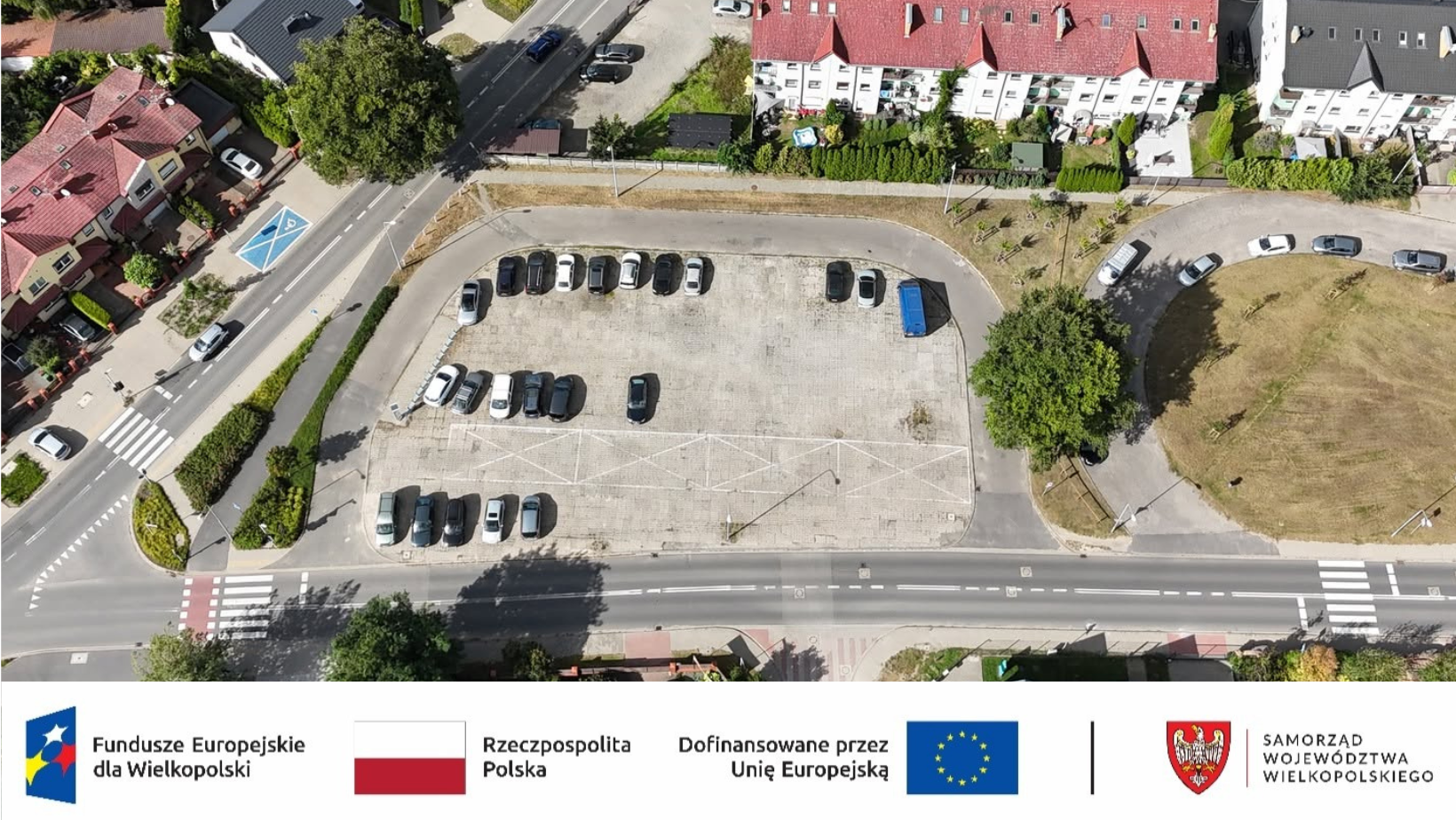 Zdjęcie przedstawia widok na plac targowy z lotu ptaka.