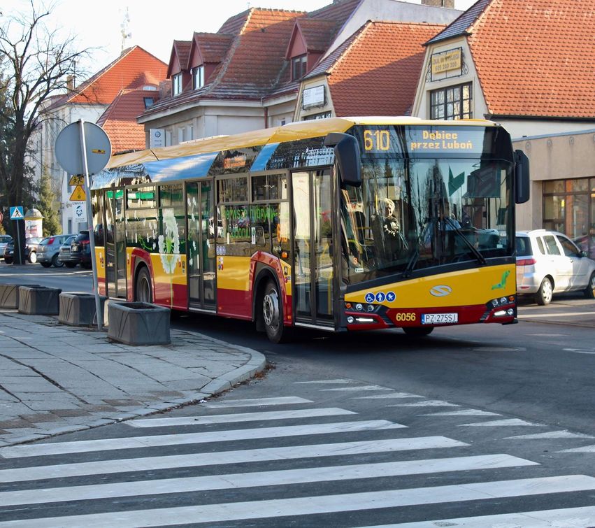 Na zdjęciu widoczny jadący autobus.