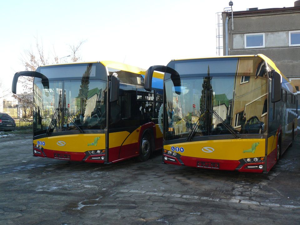 Na zdjęciu widoczne dwa autobusy.