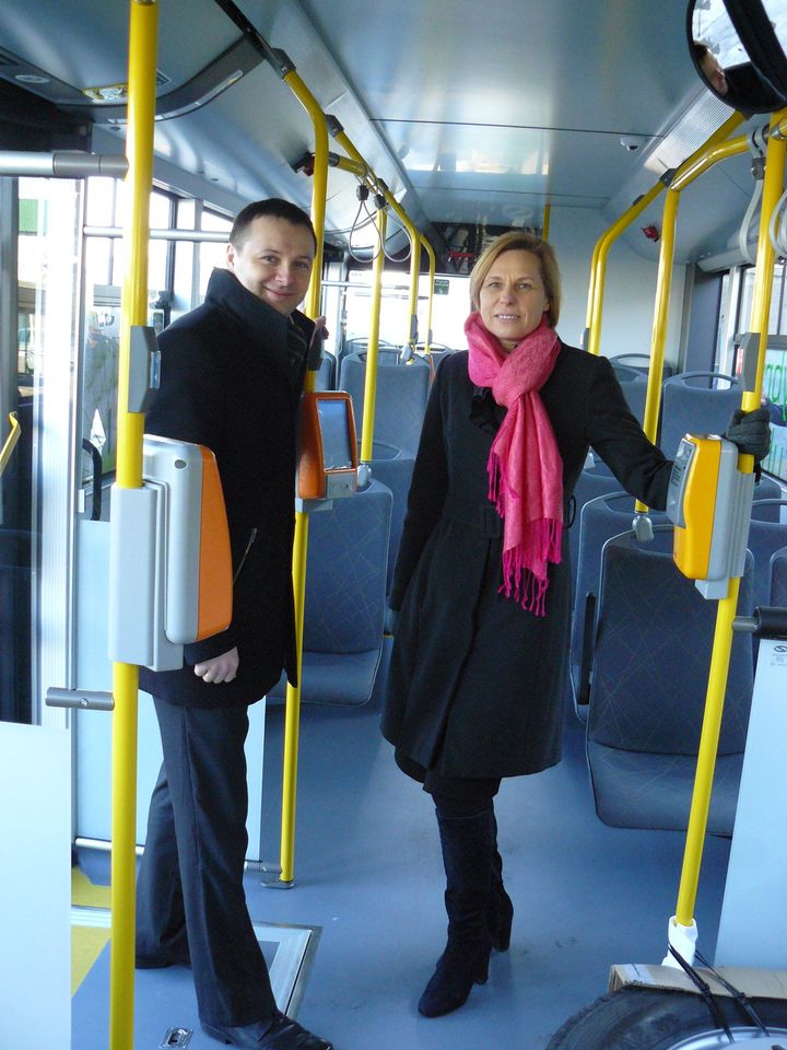 Na zdjęciu widoczne dwie osoby w autobusie.