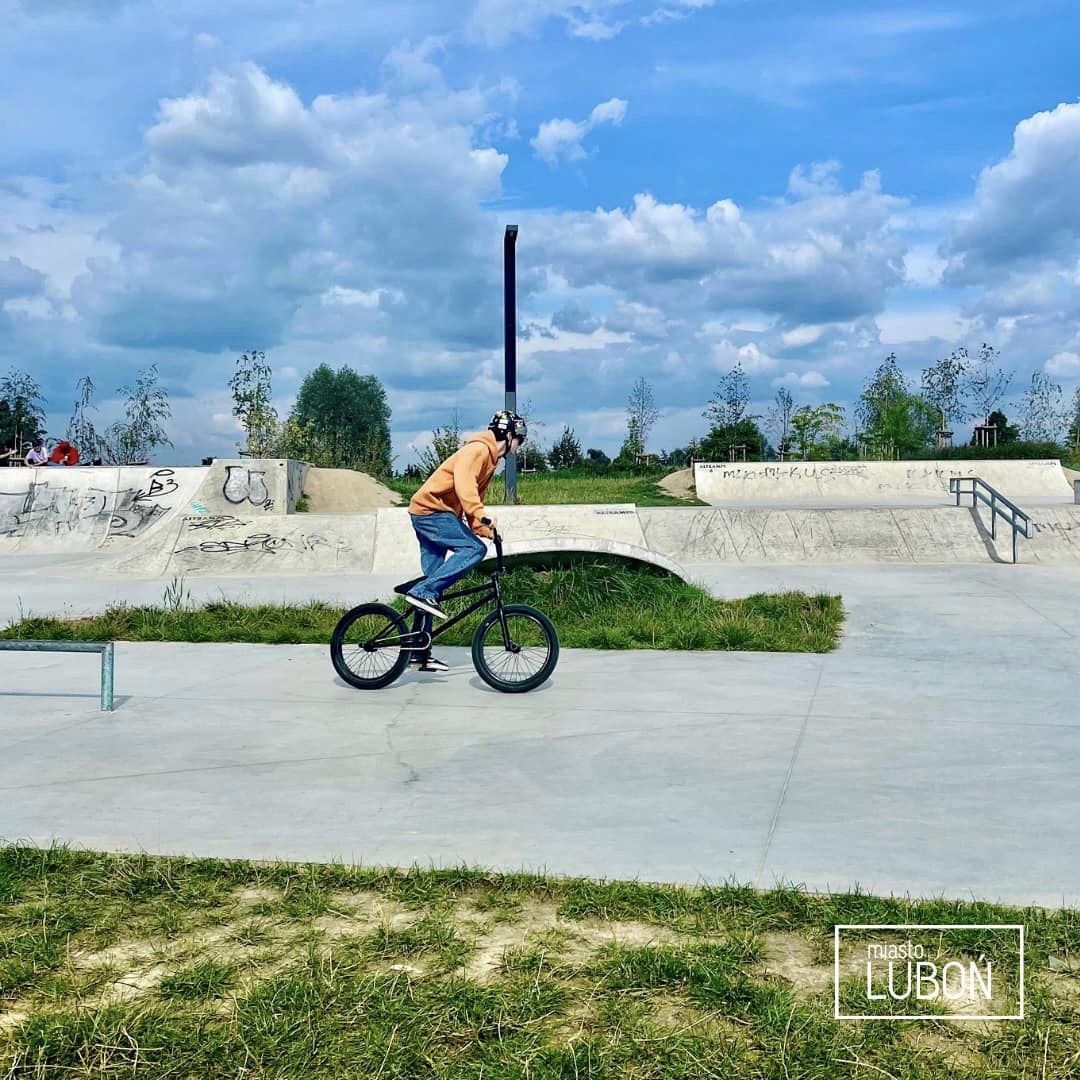 Na zdjęciu chłopak na rowerze w skateparku.