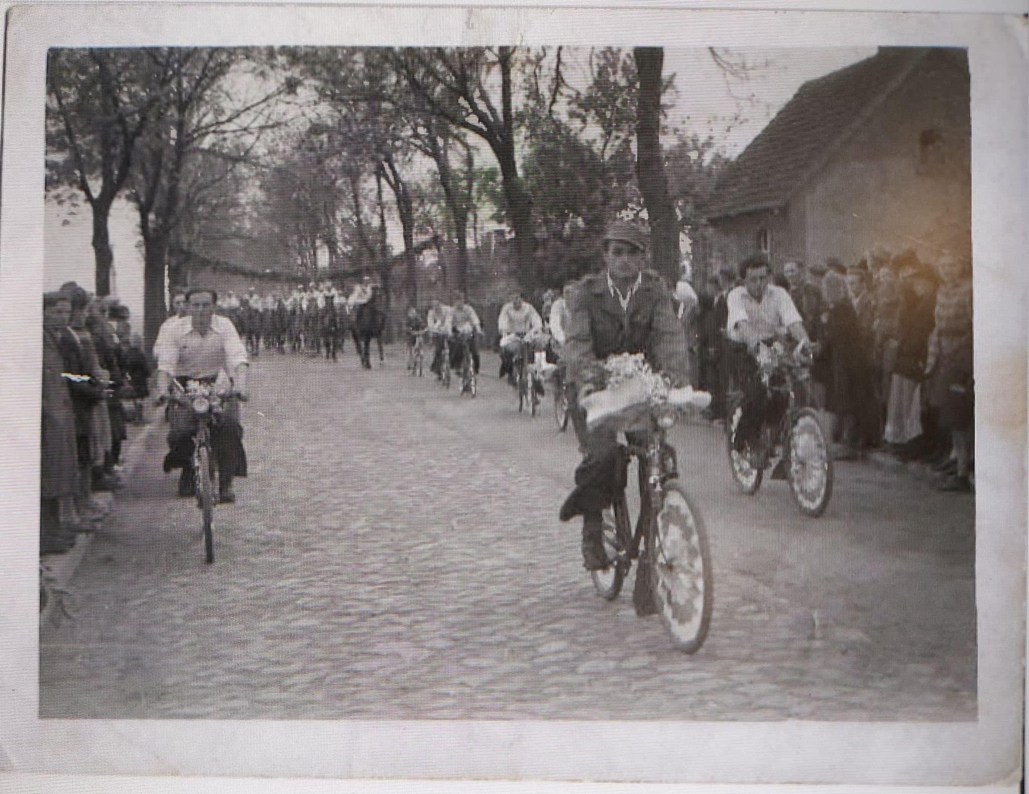Na zdjęciu widać dawną ulicę Kościuszki z kostki brukowej oraz osoby jadące na rowerach.