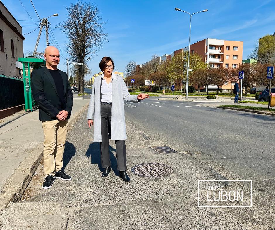 Dwie osoby stoją przy ulicy Kościuszki.