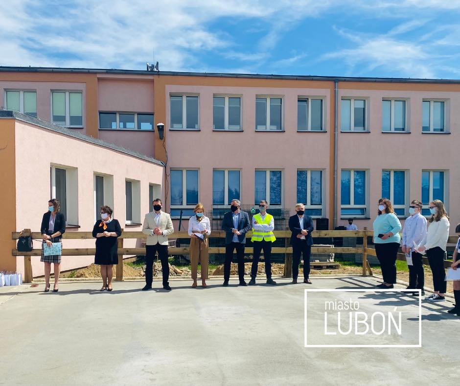 Z okazji rozbudowy Szkoły Podstawowej nr 4 w Luboniu została wmurowana kapsuła czasu. Na zdjęciu gurpa ludzi stojąca przed szkołą. 