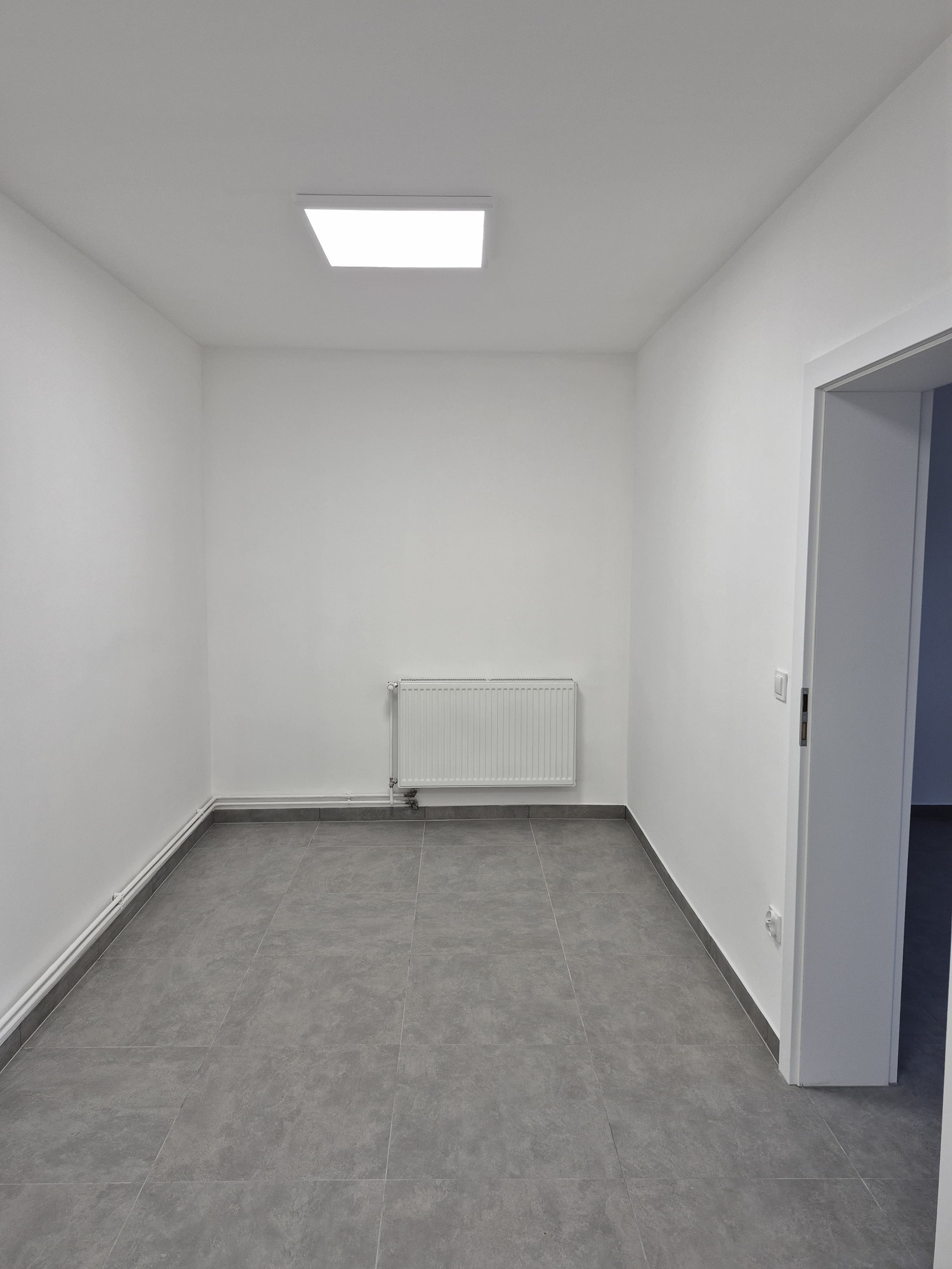 Zdjęcie przedstawia wnętrze pomieszczenia magazynowego przy ul. Szkolnej 1 d w Luboniu po remoncie