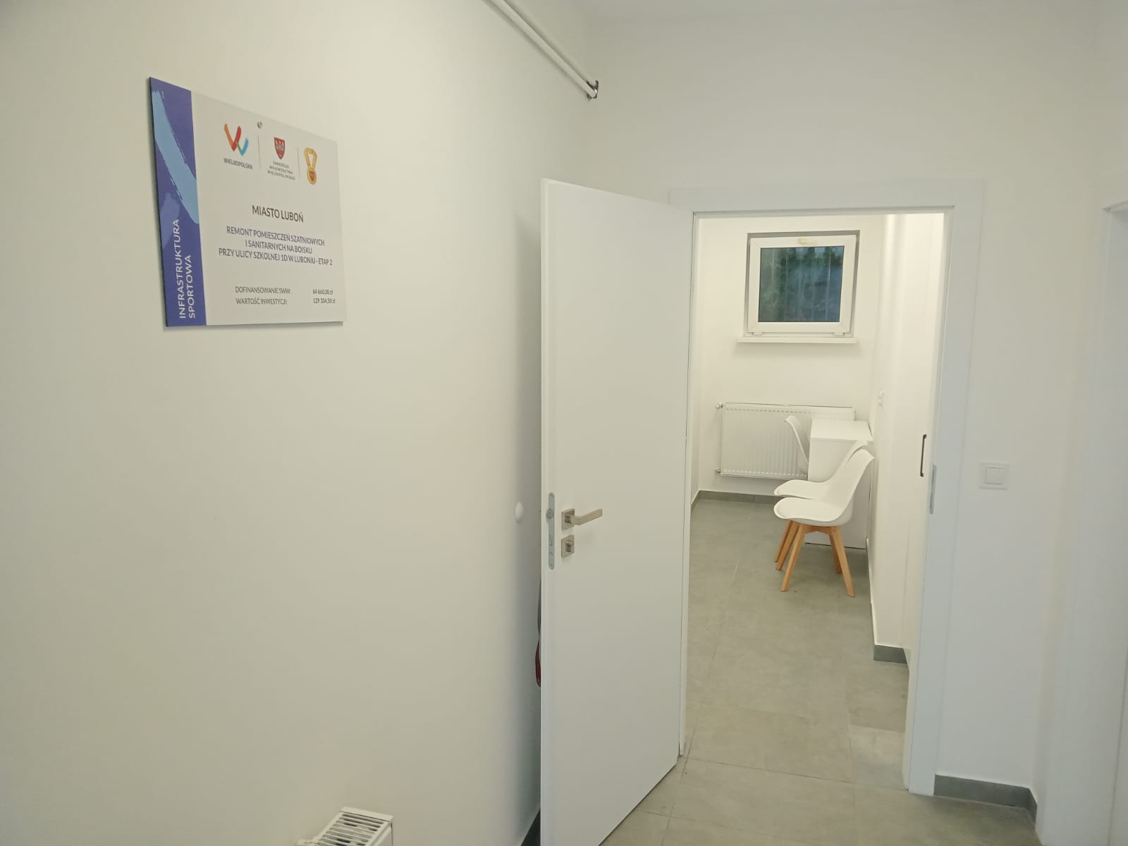 Zdjęcie przedstawia wnętrze szatni przy ul. Szkolnej 1 d w Luboniu po remoncie